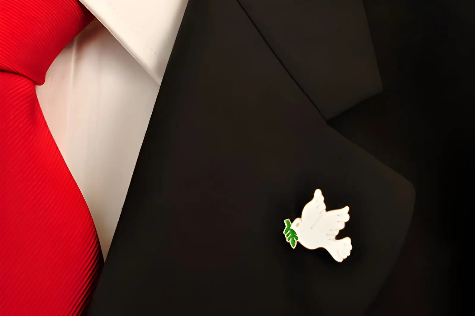 You are currently viewing Creative Uses for Lapel Pins in Everyday Life